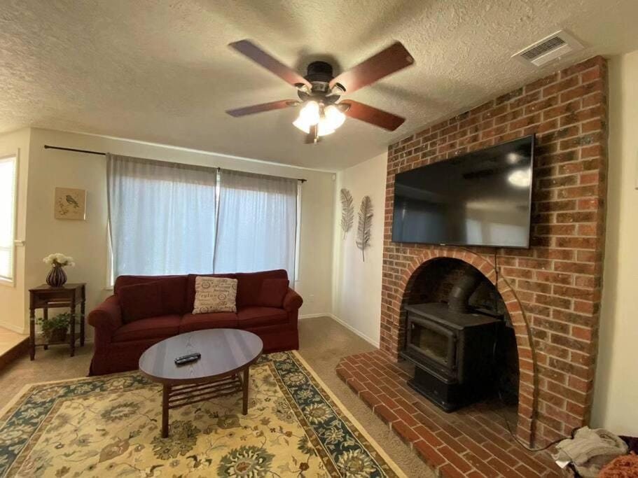 Entire home in Clackamas with Large Backyard House in Clackamas