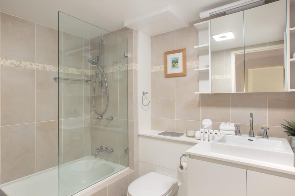 Beachfront Manly Apartment With Balcony & Parking Apartment in Manly