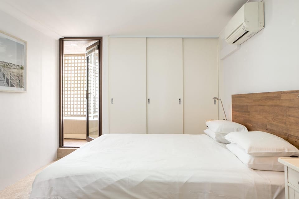 Beachfront Manly Apartment With Balcony & Parking Apartment in Manly