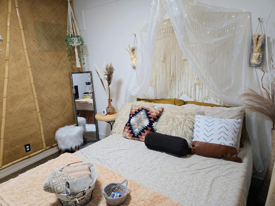 Cozy Boho Room at the Heart of Vancouver! Private Parking, Self Check-in & just 4 mins to Metrotown! Vacation rental in Burnaby