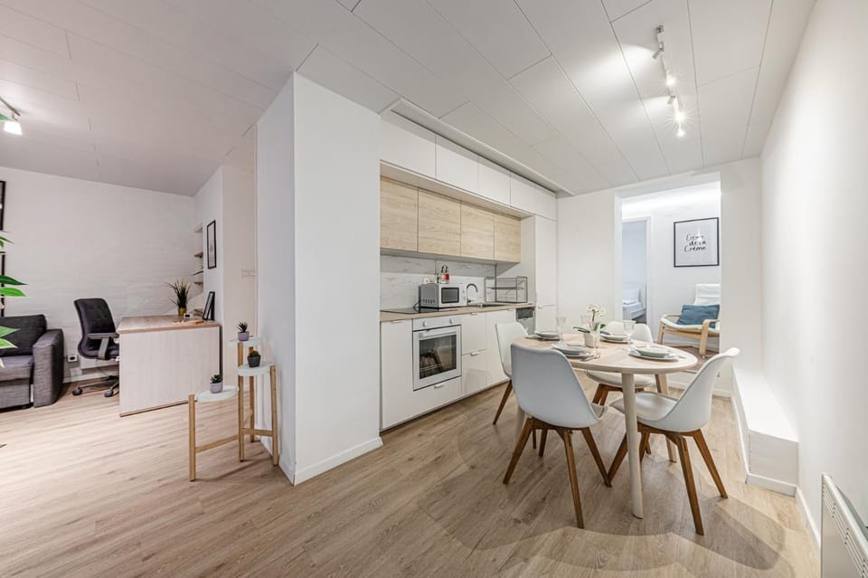 Kitchen or kitchenette, Seating area, Dining area, oven, toaster