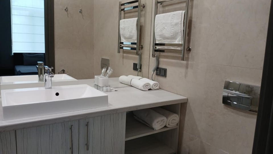 Bathroom, towels