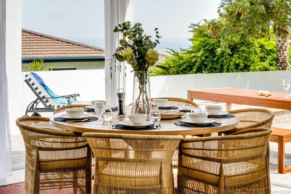 View (from property/room), Seating area, Dining area