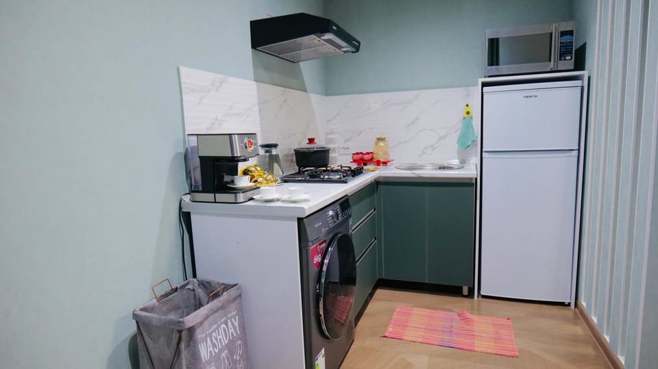 Kitchen or kitchenette, oven