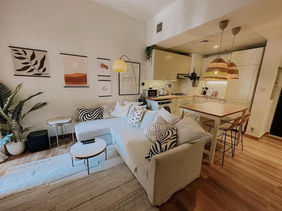 Free housekeeping visits during your stay - StayShort - Cozy 1-Bedroom Apartment in Summer Residences JVC Apartment in Dubai