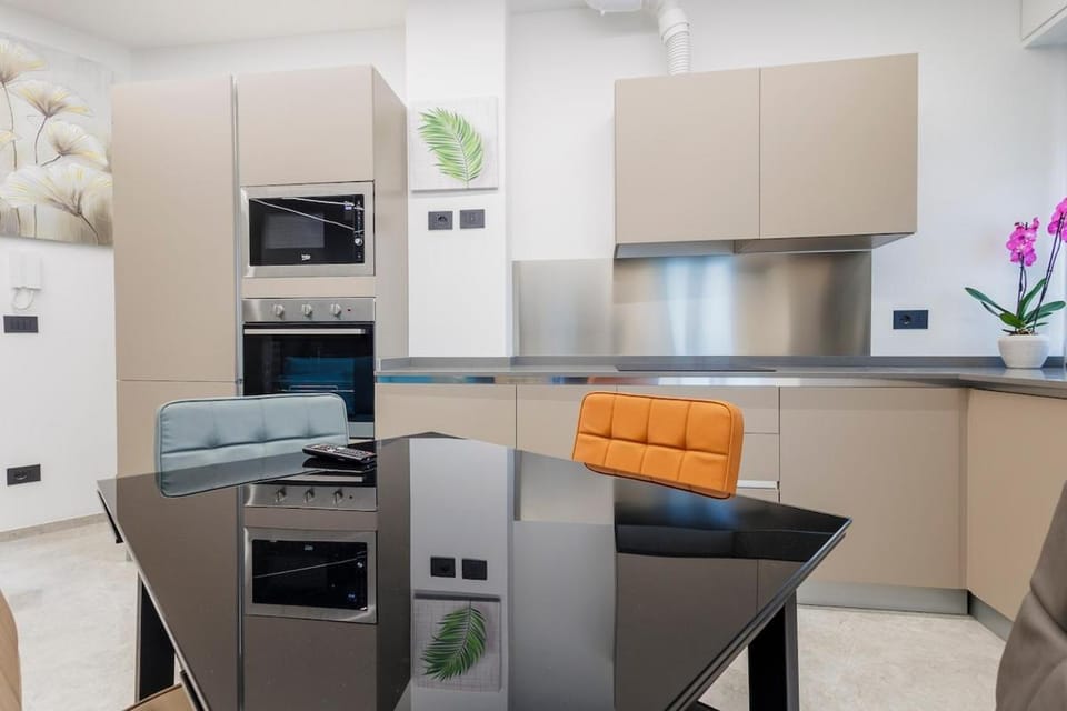 Kitchen or kitchenette, Dining area, stove