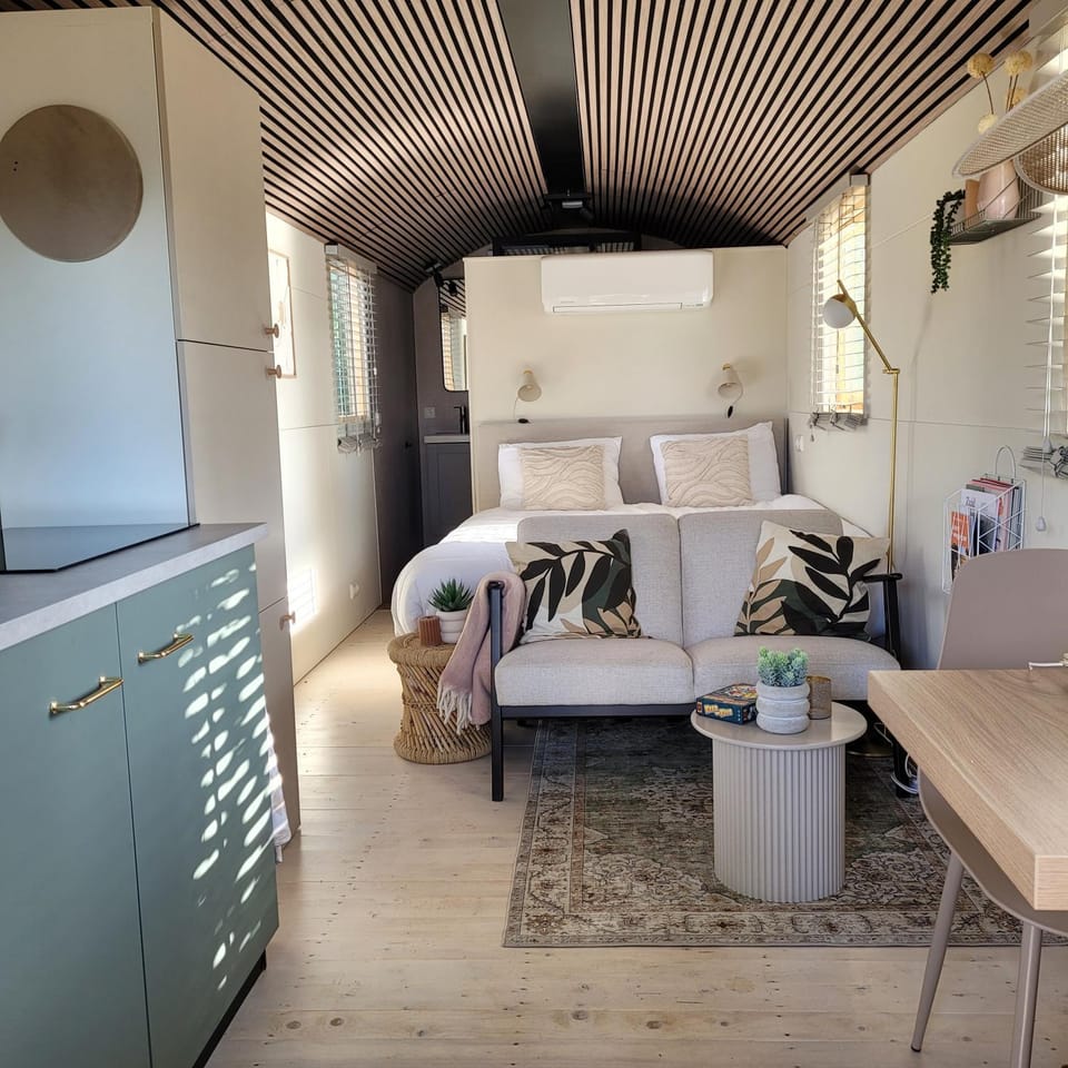 Bed, Photo of the whole room, Seating area, Dining area