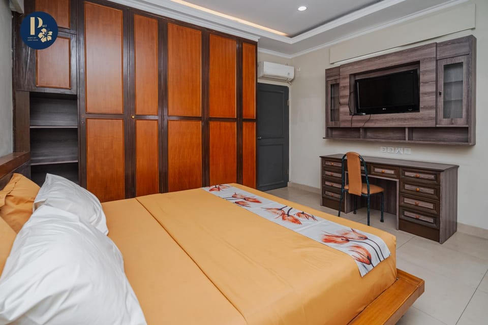 Bed, TV and multimedia, Photo of the whole room, Bedroom, wardrobe