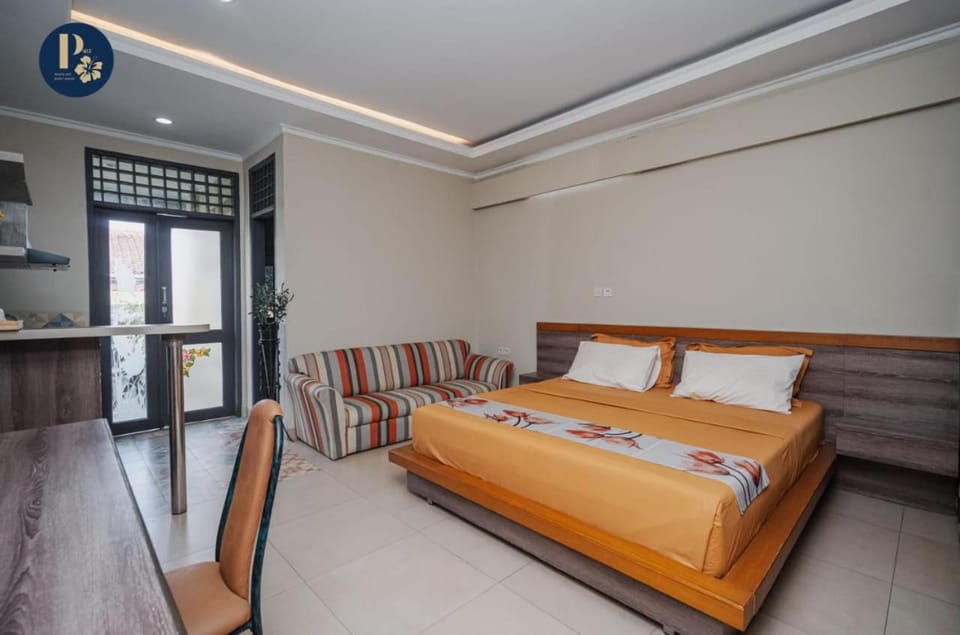 Photo of the whole room, Seating area, Bedroom