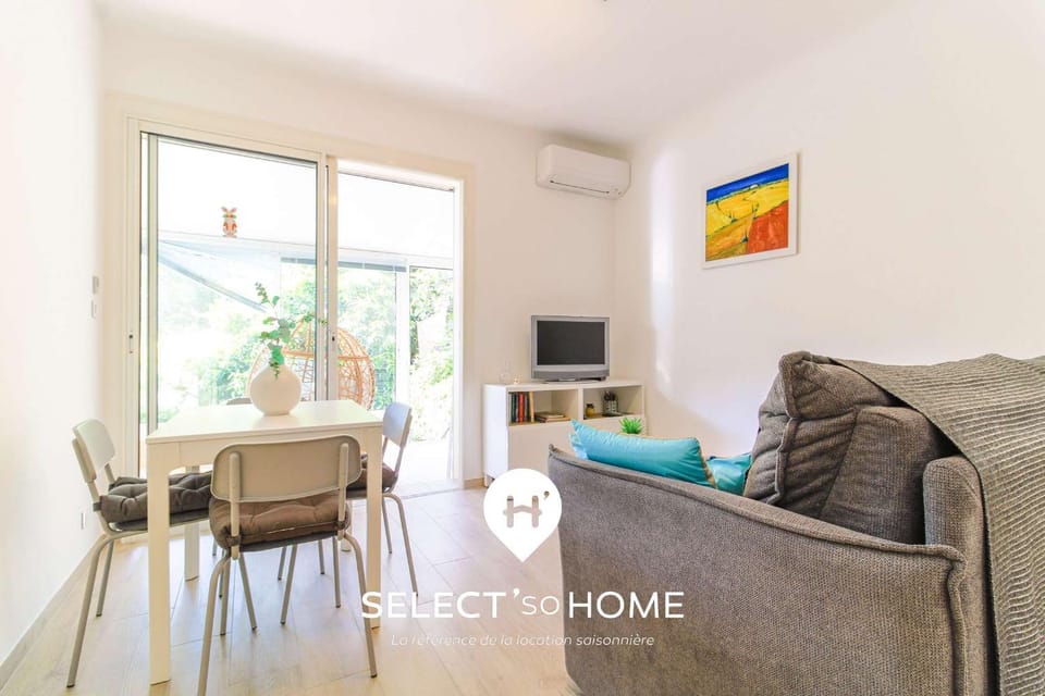 TV and multimedia, Living room, Seating area, Dining area, air conditioner