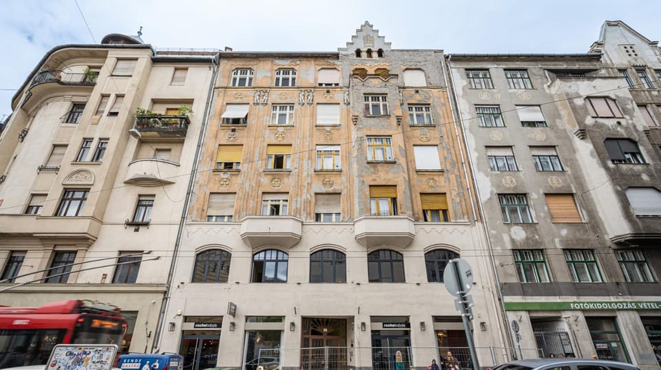 Property building, Day, Location