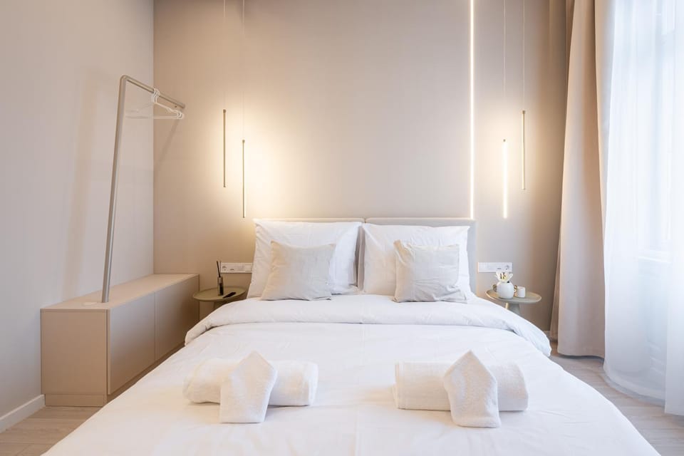 Bed, Photo of the whole room, Bedroom, towels