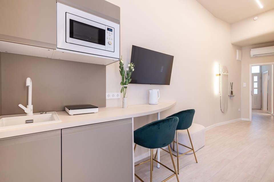 TV and multimedia, Kitchen or kitchenette, Seating area, oven, air conditioner