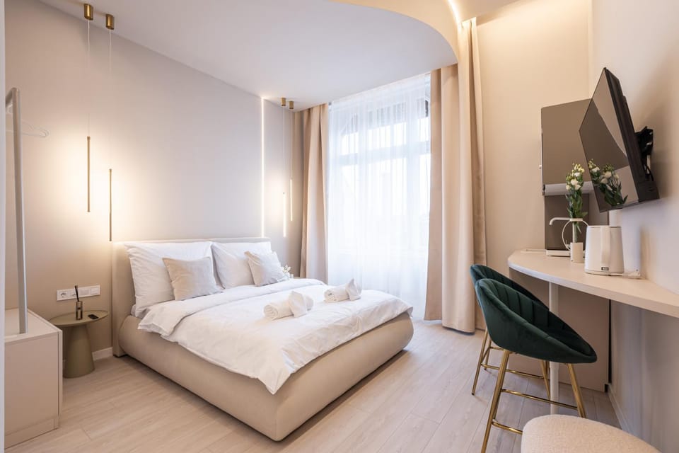Bed, TV and multimedia, View (from property/room), Photo of the whole room, Seating area, Bedroom, towels