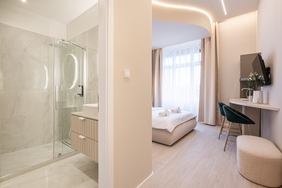 Shower, Bed, Bathroom, TV and multimedia, View (from property/room), Bedroom, towels