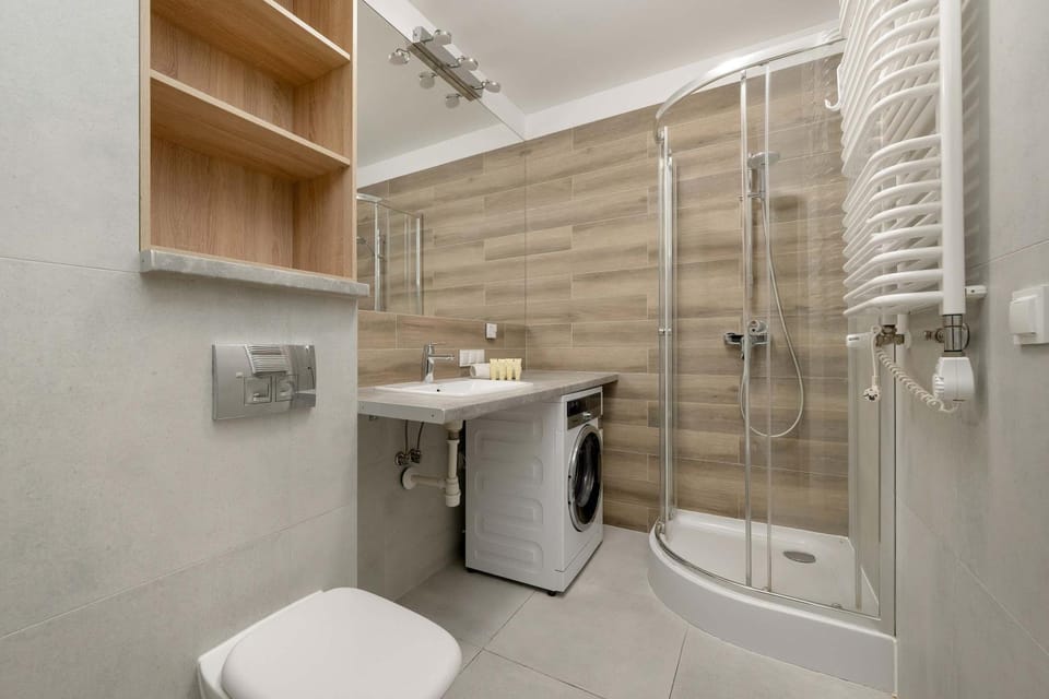 Shower, Toilet, Bathroom, towels