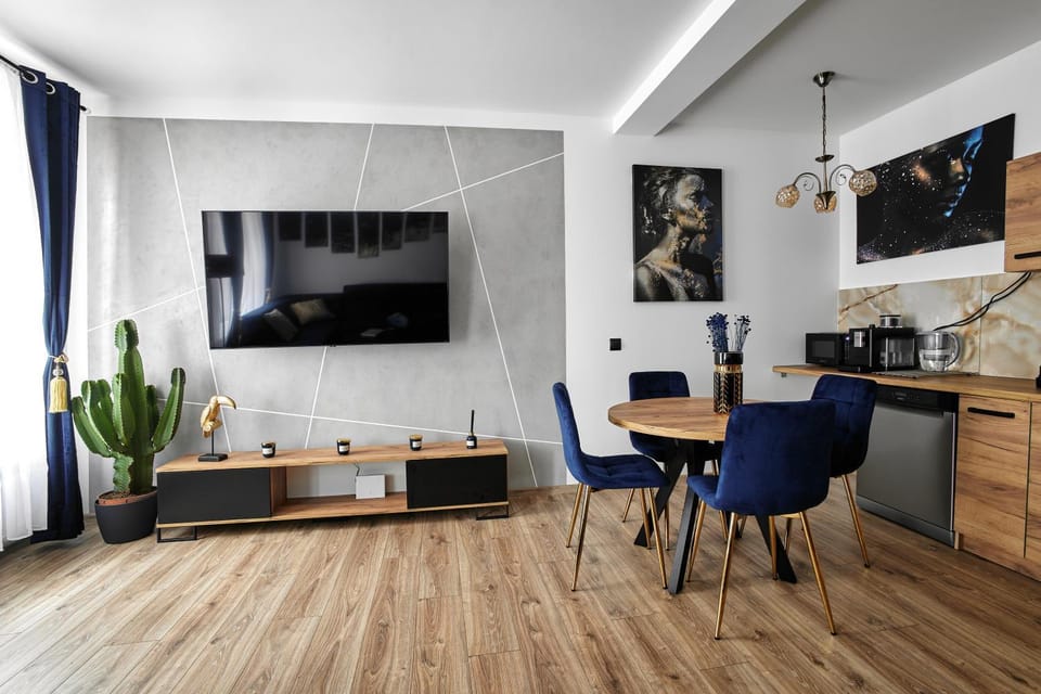 TV and multimedia, Kitchen or kitchenette, Living room, Seating area, Dining area