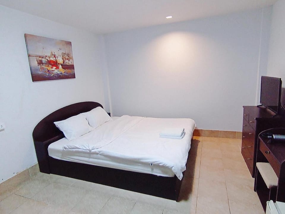 Bed, Living room, Photo of the whole room, Seating area, Bedroom