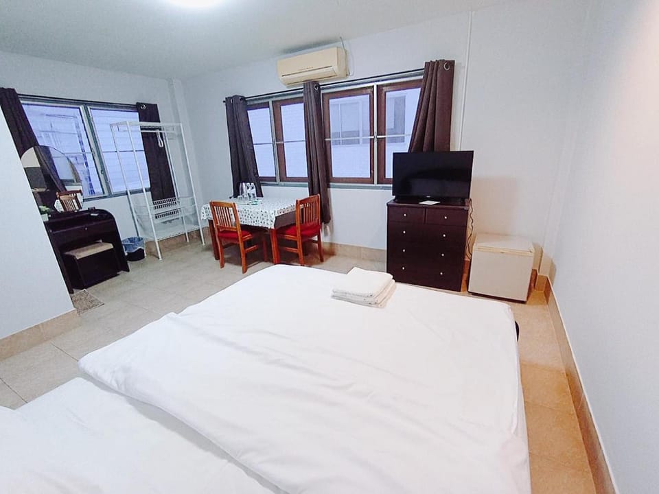 Bed, Living room, Photo of the whole room, Seating area, Bedroom, towels, air conditioner