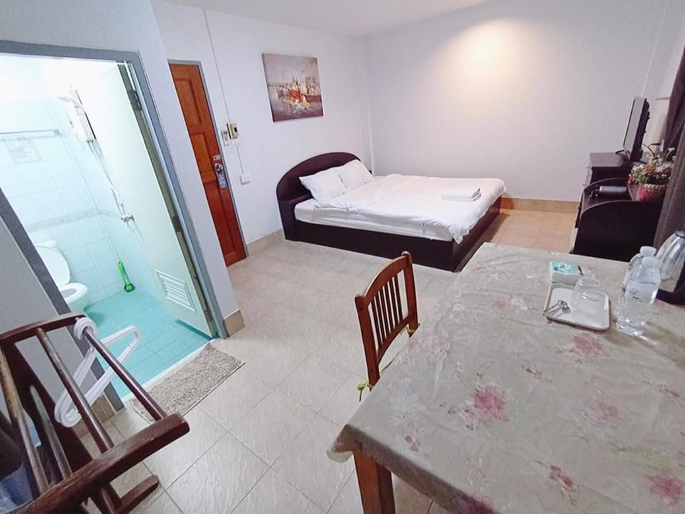 Bed, Living room, Photo of the whole room, Seating area, Dining area, Bedroom, towels