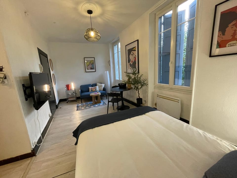 Photo of the whole room, Bedroom