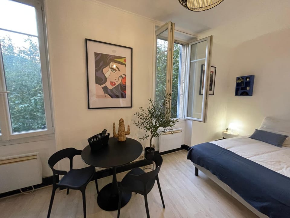 Bed, Living room, Seating area