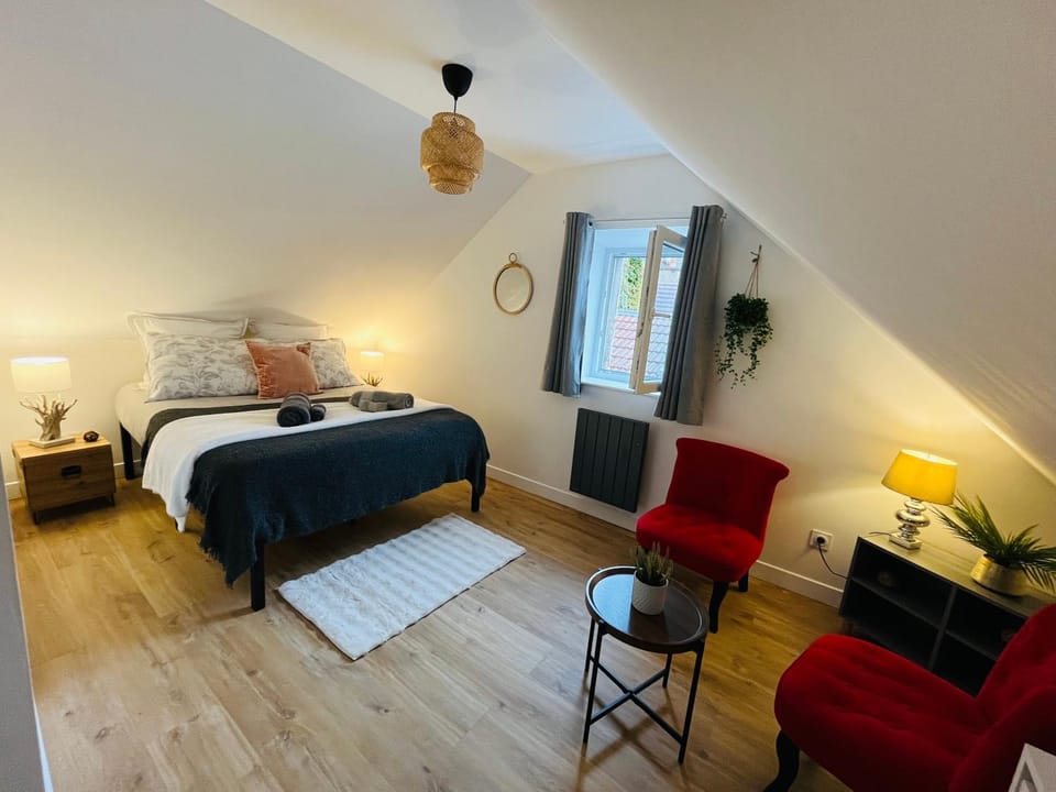 Photo of the whole room, Bedroom