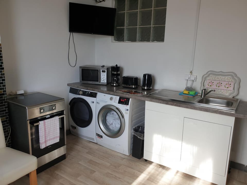 Restaurant/places to eat, Kitchen or kitchenette, oven, stove, toaster, washing machine, dryer