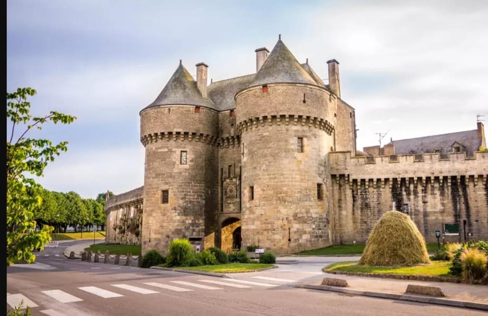 Nearby landmark, Day