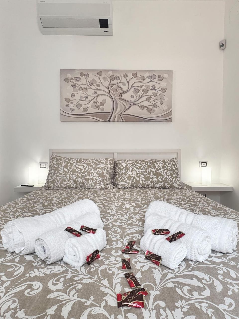 Bed, Photo of the whole room, Bedroom, towels