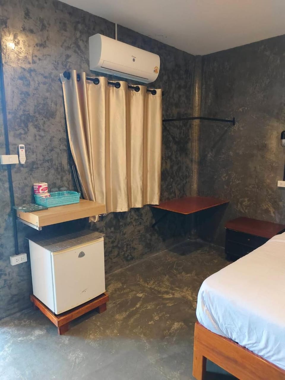 Bed, Photo of the whole room, Bedroom, air conditioner
