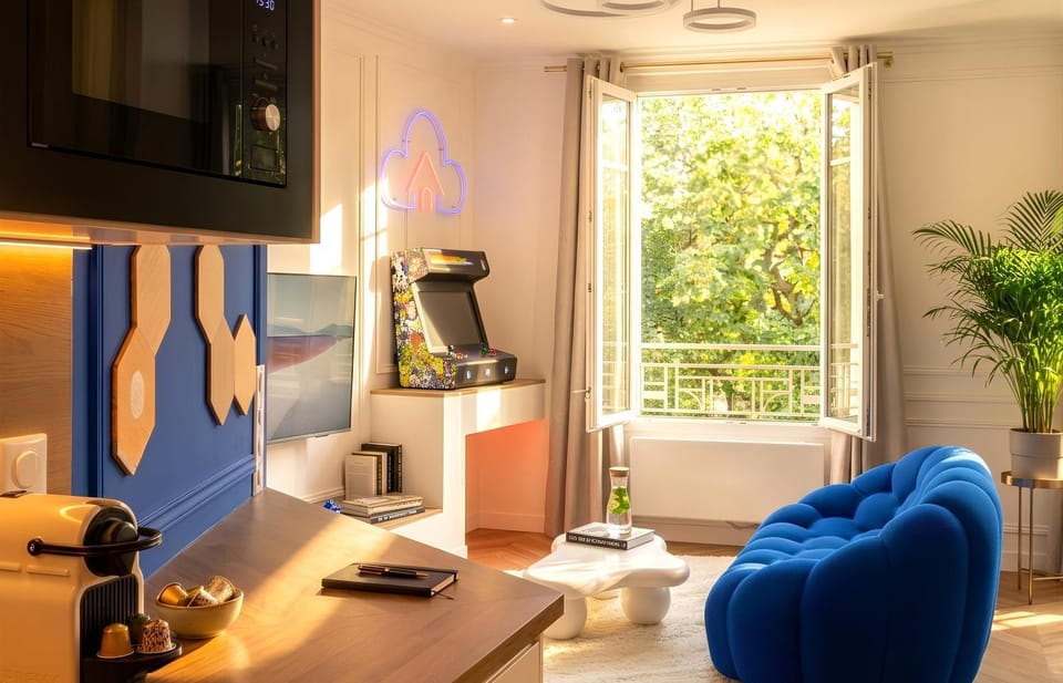 TV and multimedia, Kitchen or kitchenette, Living room, Seating area