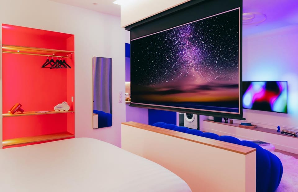 Bed, TV and multimedia, Bedroom