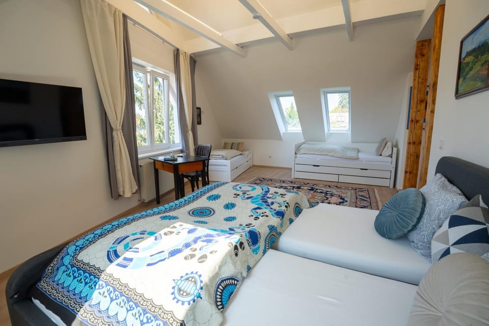 Bed, TV and multimedia, Photo of the whole room, Seating area, Bedroom