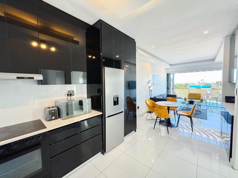 Kitchen or kitchenette, Dining area, oven