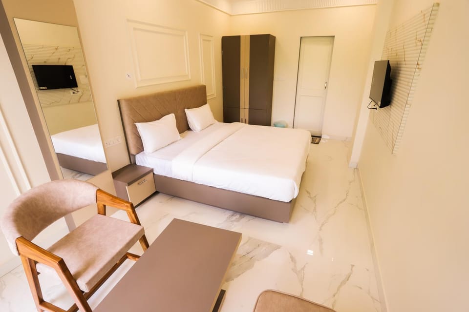 Photo of the whole room, wardrobe