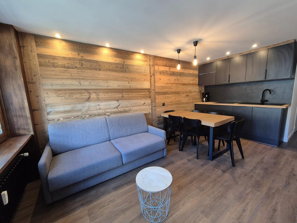 Kitchen or kitchenette, Living room, Seating area, Dining area