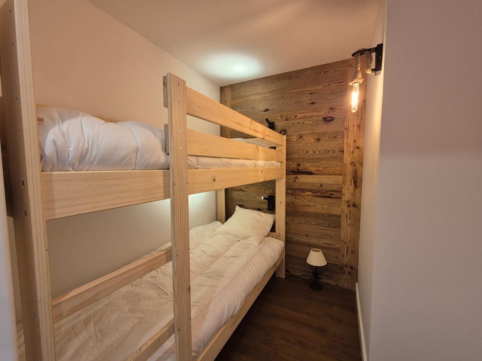 Bed, Photo of the whole room, bunk bed