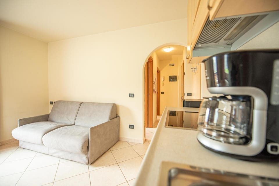 Kitchen or kitchenette, Living room, Seating area, minibar, toaster