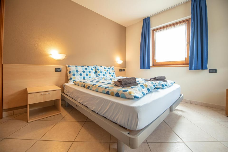 Photo of the whole room, Bedroom, towels