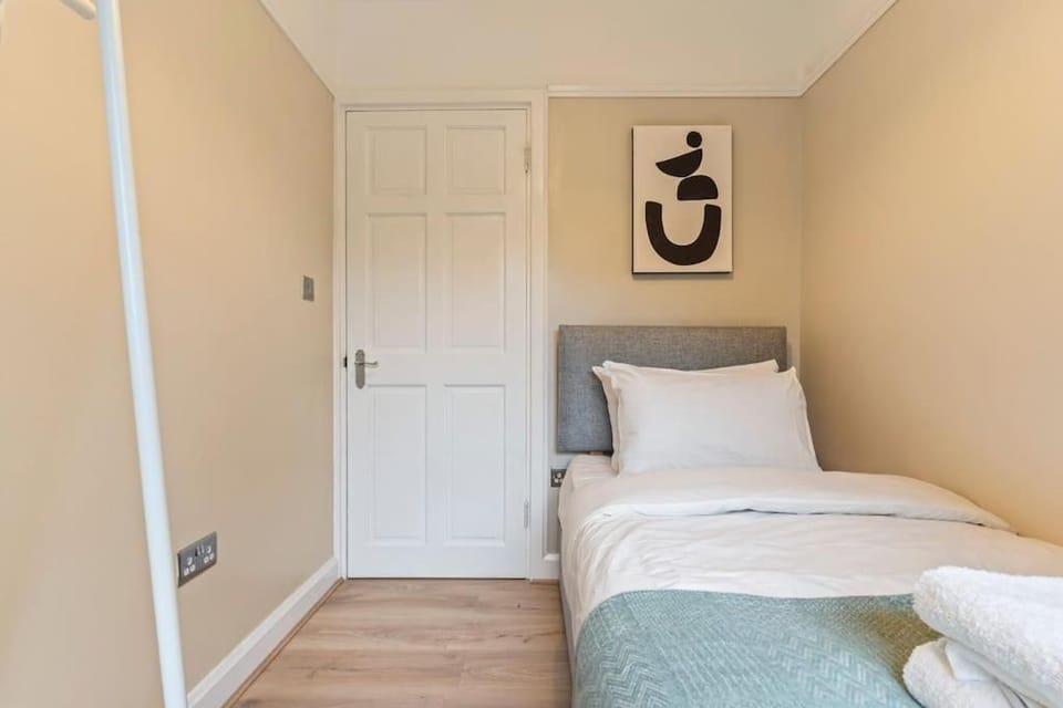 Modern 4 Bed house Ideal for Groups, Contractors near City Airport & O2 Arena, free parking & Wifi included House in London