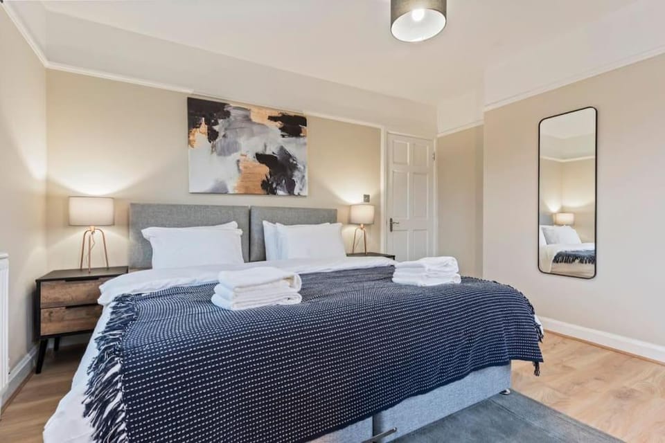 Modern 4 Bed house Ideal for Groups, Contractors near City Airport & O2 Arena, free parking & Wifi included House in London