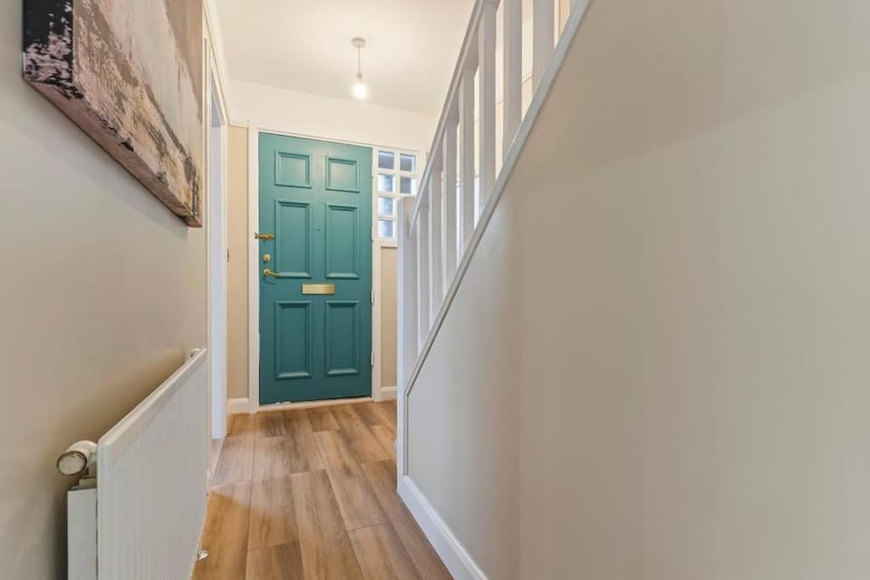 Modern 4 Bed house Ideal for Groups, Contractors near City Airport & O2 Arena, free parking & Wifi included House in London