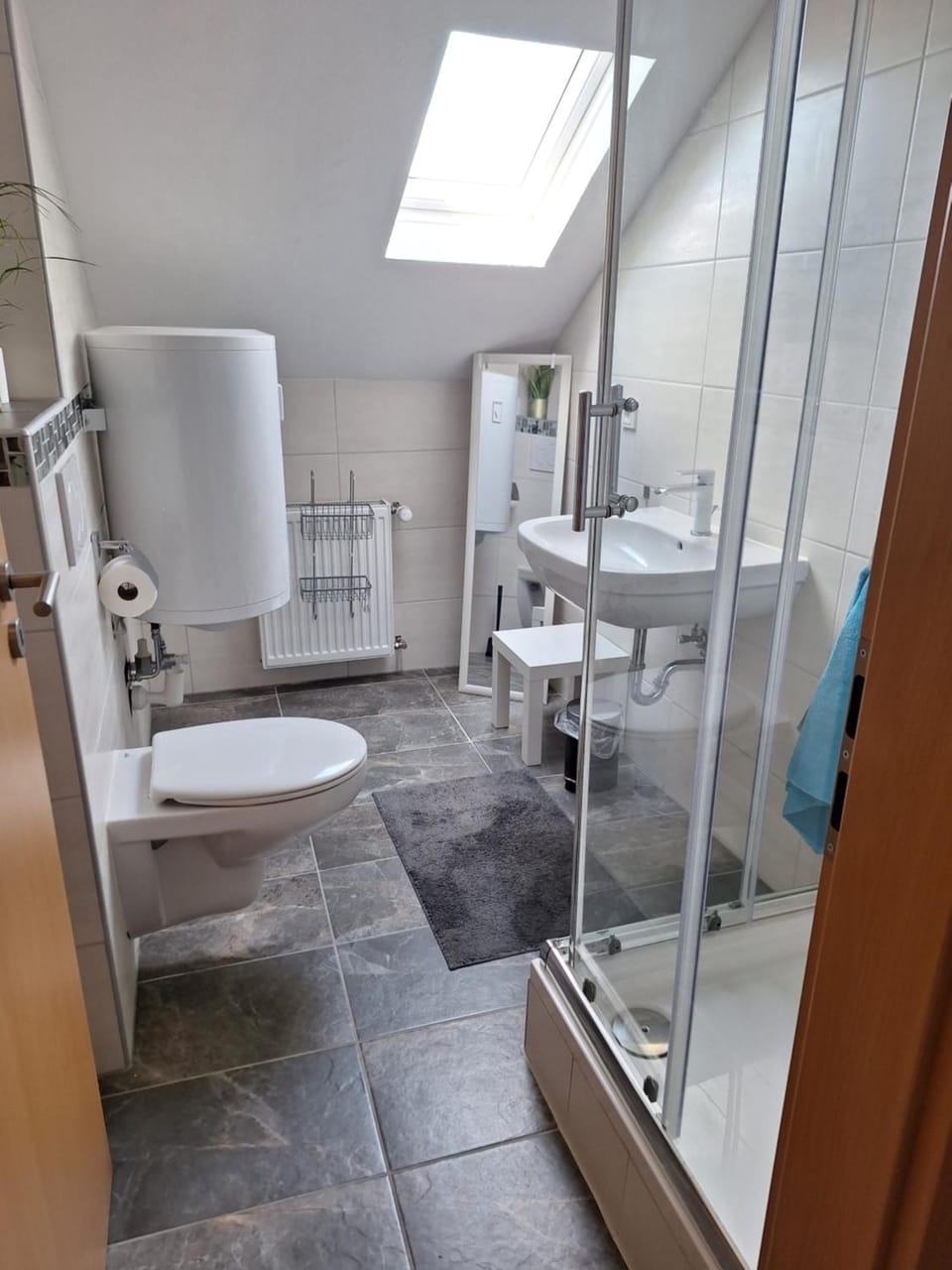 Shower, Toilet, Bathroom, towels
