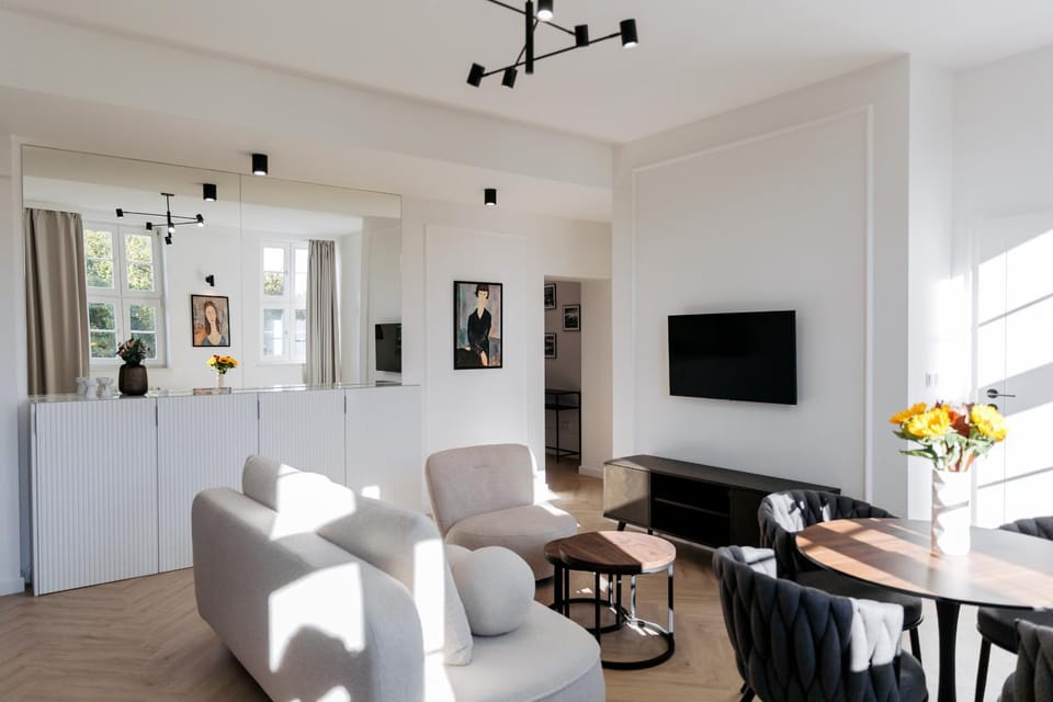 TV and multimedia, Living room, Seating area, Dining area
