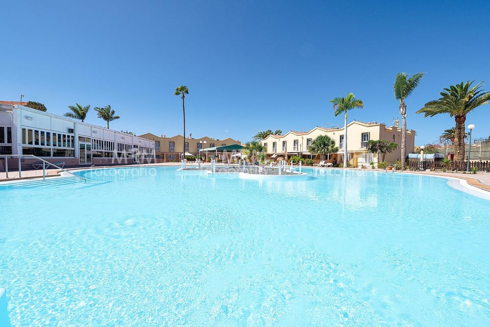 Property building, Day, Pool view, Swimming pool