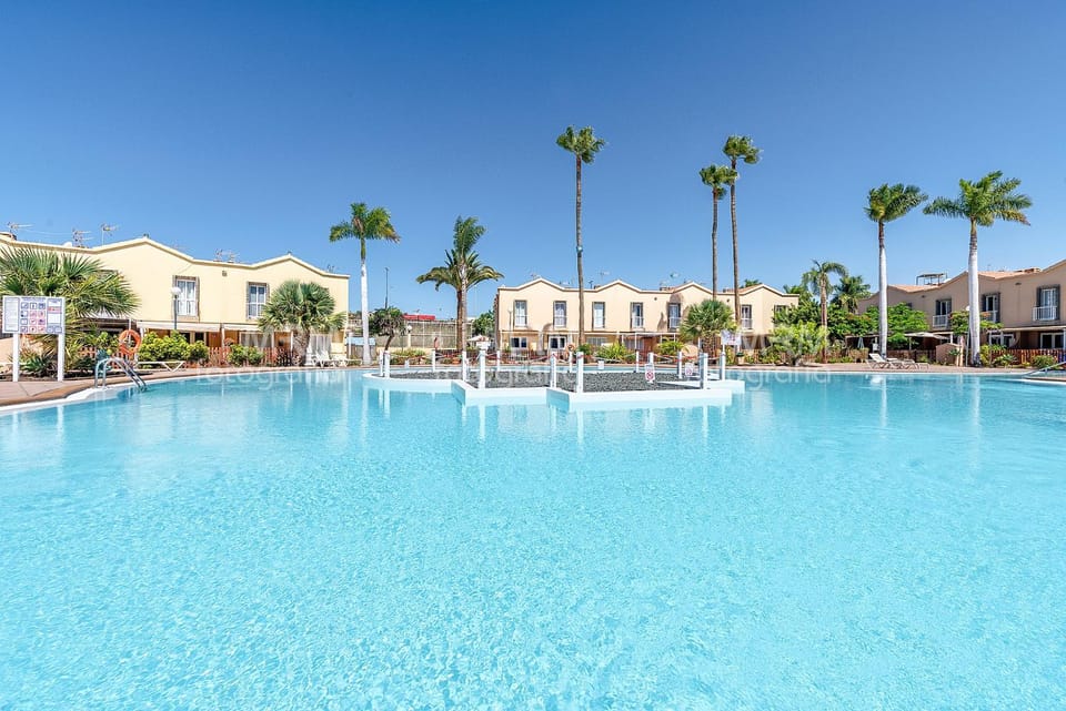 Property building, Day, Swimming pool