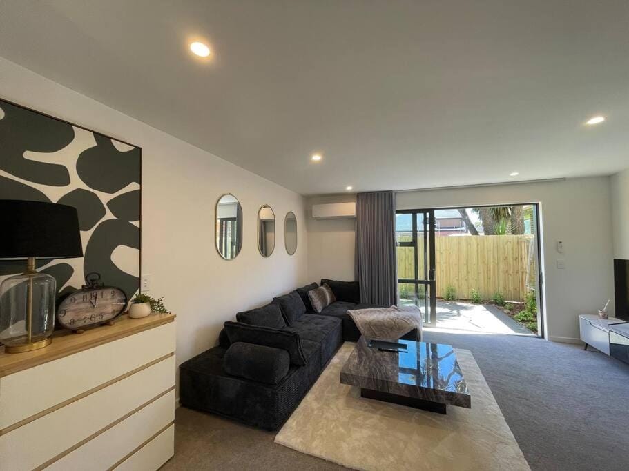 Stylish 2 Bed Retreat Close to CBD With Parking House in Christchurch