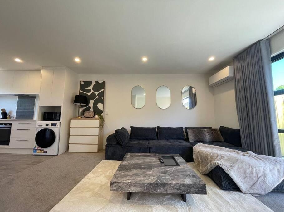 Stylish 2 Bed Retreat Close to CBD With Parking House in Christchurch