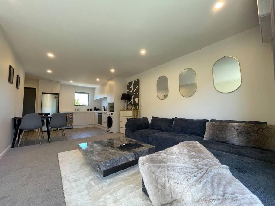 Stylish 2 Bed Retreat Close to CBD With Parking House in Christchurch